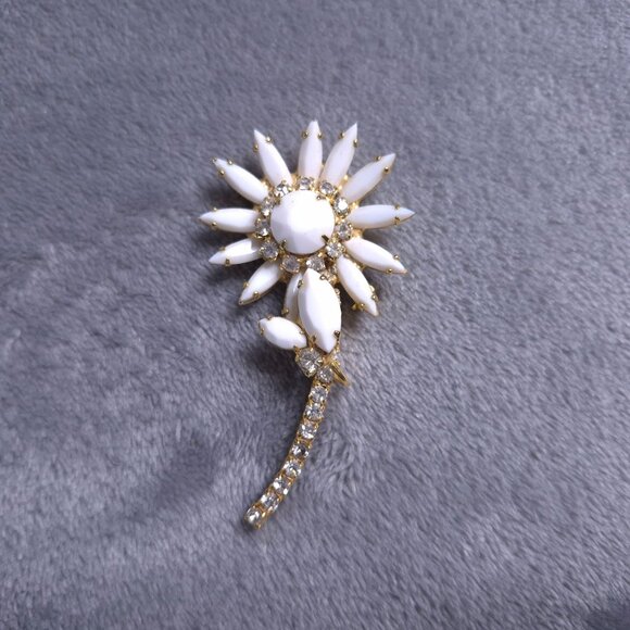 Vintage Gold-Tone White Daisy Rhinestone Brooch Costume Jewelry - Picture 1 of 3